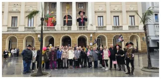 Un grupo de mayores de Alhaurín de la Torre disfruta en El Carnaval de Cádiz