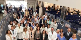 La delegada visita la muestra de fotografías que conmemora los 35 años de historia del Hospital Clínico Universitario