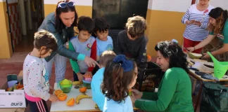 La escuela infantil de Zapata disfruta con un taller de compostaje en Alhaurín de la Torre