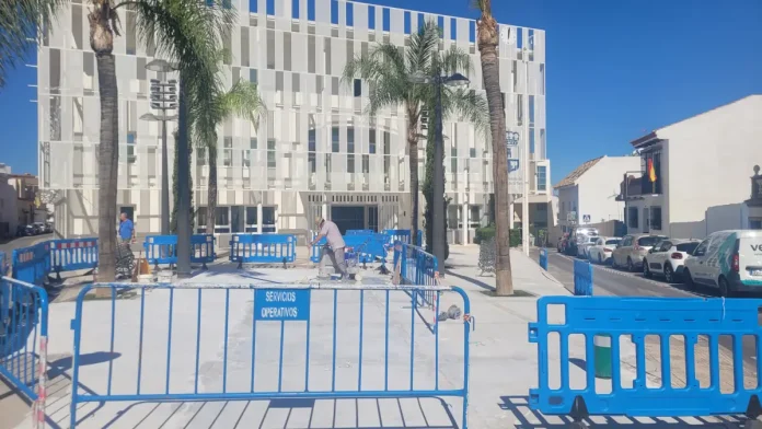 El Ayuntamiento de Alhaurín de la Torre mejora la plaza Alcalde Antonio Vega González