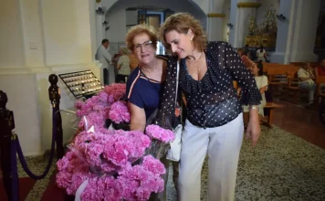Flores para el Nazareno por su 75 aniversario Flores para el Nazareno por su 75 aniversario