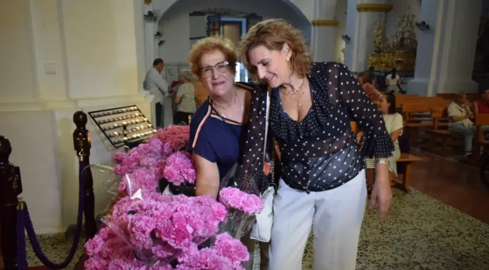 Flores para el Nazareno por su 75 aniversario