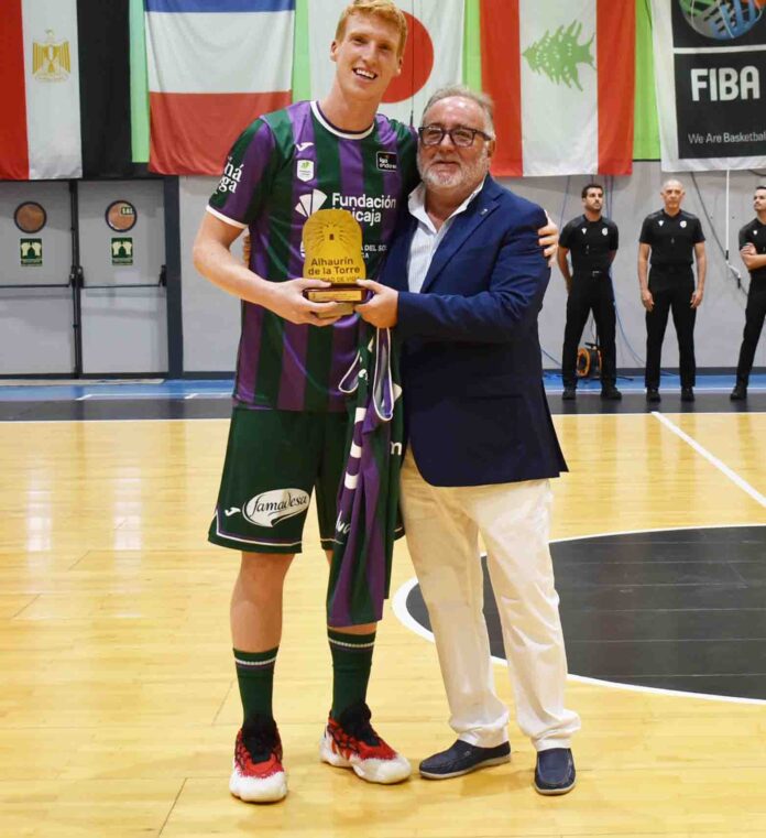 Alhaurín de la Torre vibra con la victoria de Unicaja Baloncesto en El Polideportivo El Lim
