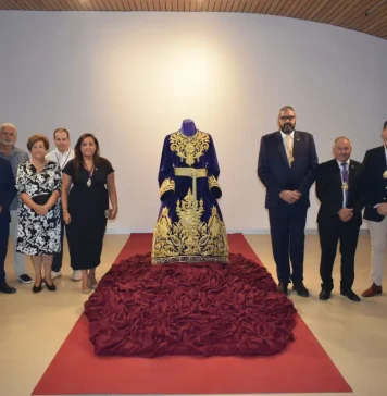 Presentada la nueva túnica procesional de Nuestro Padre Jesús Nazareno del Paso por su 75º Aniversario Presentada la nueva túnica procesional de Nuestro Padre Jesús Nazareno del Paso por su 75º Aniversario
