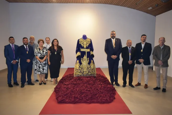 Presentada la nueva túnica procesional de Nuestro Padre Jesús Nazareno del Paso por su 75º Aniversario