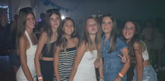 Cientos de jóvenes disfrutan de una nueva fiesta de La Hoguera por el fin del verano