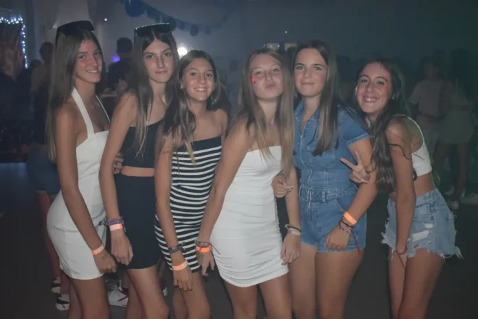 Cientos de jóvenes disfrutan de una nueva fiesta de La Hoguera por el fin del verano