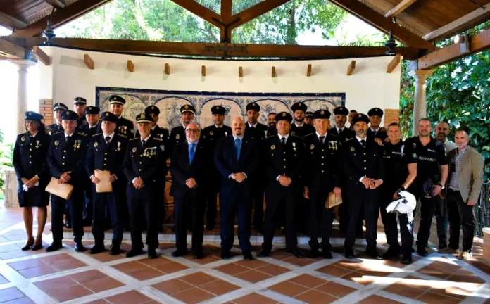 El alcalde de Alhaurín de la Torre entrega cuatro cruces al mérito y una felicitación pública a la Policía Local