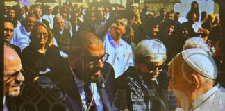 El Papa Francisco bendice el nuevo cíngulo de la túnica del Nazareno de los Moraos