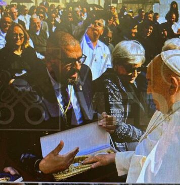 El Papa Francisco bendice el nuevo cíngulo de la túnica del Nazareno de los Moraos
