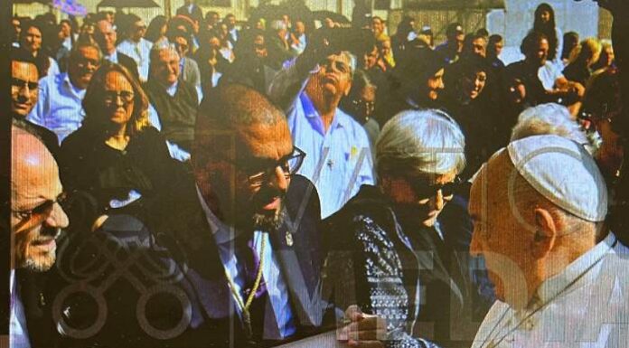 El Papa Francisco bendice el nuevo cíngulo de la túnica del Nazareno de los Moraos