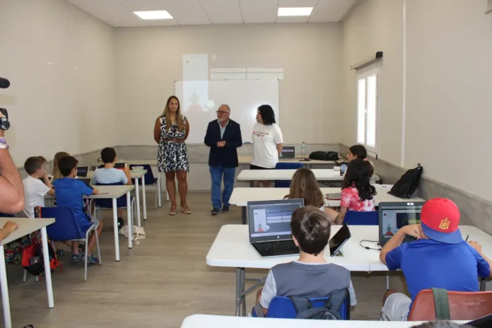 Juventud lleva a cabo un campamento digital para 15 niños y niñas de 9 a 12 años