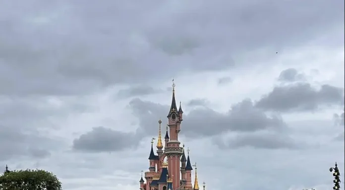 La Banda Municipal de Música de Alhaurín de la Torre hace historia al tocar en Disneyland París