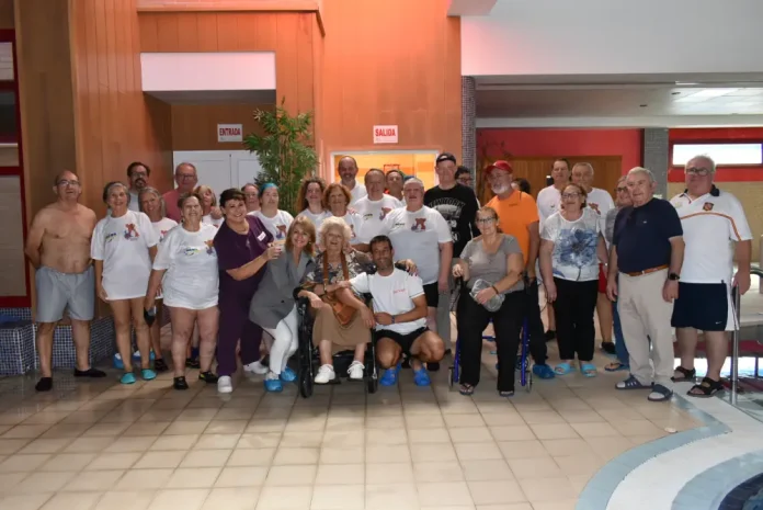 Integrantes de AMFAT protagonizan un ensayo de sincronización acuática en el Centro Acuático Municipal
