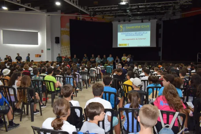 La Guardia Civil estrecha lazos con los colegios e institutos de Alhaurín de la Torre