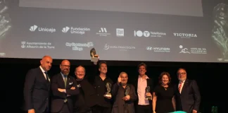 El alcalde entrega a Danza Invisible el Premio de Cultura de La Opinión de Málaga