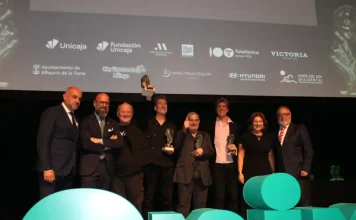 El alcalde entrega a Danza Invisible el Premio de Cultura de La Opinión de Málaga