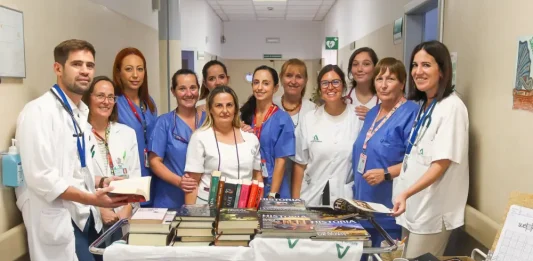 La unidad de cuidados paliativos del Hospital Regional de Málaga cuenta ya con una “biblioteca con ruedas”