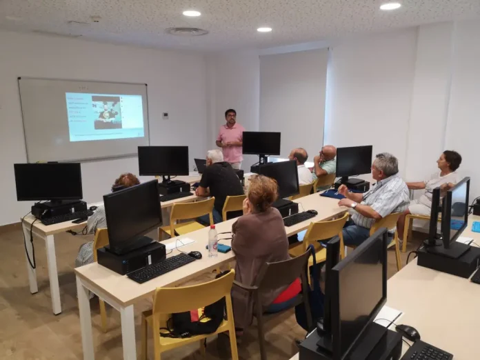 19 mayores participan en el programa ‘Prensa sin edad’ de alfabetización digital