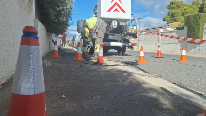 El Ayuntamiento vuelve a reparar de urgencia el alumbrado de Los Manantiales