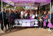 La mesa informativa de la plaza de San Antonio abre la jornada dedicada al 25-N