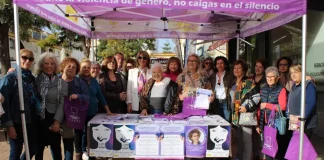 La mesa informativa de la plaza de San Antonio abre la jornada dedicada al 25-N
