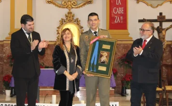 La Virgen de la Soledad recibe la faja de Estado Mayor por parte del Coronel Pérez Vila