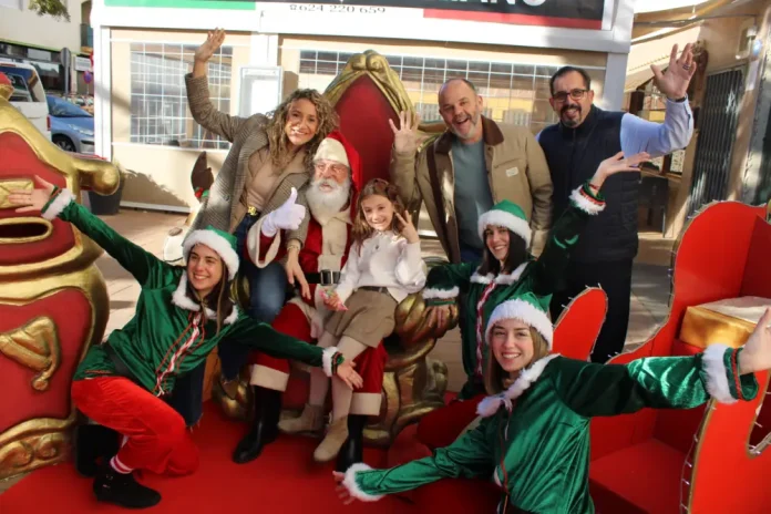 Santa Claus y sus elfos vuelven a visitar el centro de Alhaurín de la Torre 