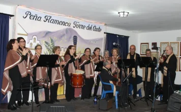 Gran ambiente navideño en el encuentro de coros, pastorales y rondallas de la Peña Flamenca Torre del Cante