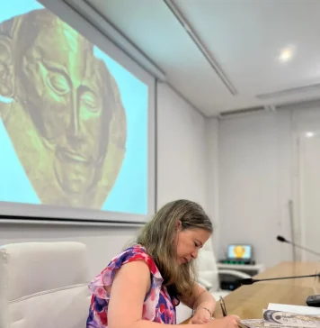 La obra “Lechuza blanca sobre Argos” muestra cómo los mitos del pasado inspiran nuestro presente