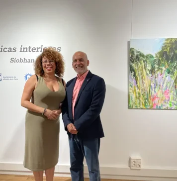 Siobhan Riordan expone en el Centro Cultural su arte cargado de flores y simbolismo