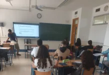 Minuto de silencio en el IES Galileo de Alhaurín de la Torre por la alumna Sandra de Sevilla fallecida debido al acoso