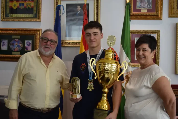 El alcalde recibe a Jesús Medina, campeón mundial en su categoría de karate Kyokushin