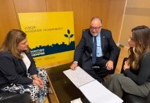 El alcalde entrega el proyecto del estanque de tormentas a la comisionada para la reconstrucción de daños por la DANA