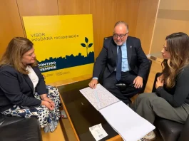 El alcalde entrega el proyecto del estanque de tormentas a la comisionada para la reconstrucción de daños por la DANA