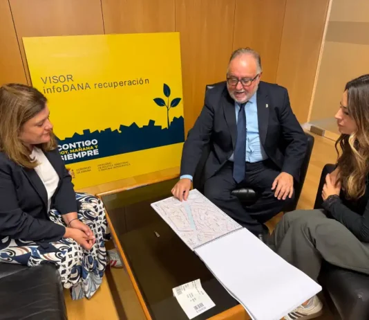 El alcalde entrega el proyecto del estanque de tormentas a la comisionada para la reconstrucción de daños por la DANA