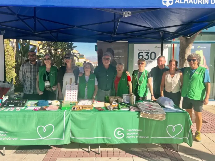 Nueva mesa informativa de la AECC para concienciar sobre el cáncer de mama