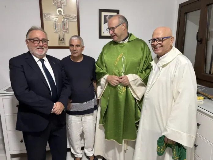 El Obispo de Málaga bendice los nuevos salones parroquiales