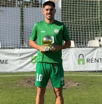 El futbolista alhaurino Fran Castillo gana el balón de oro de 2ª RFEF y ha sido premiado por la Asociación de Futbolistas Españoles.
