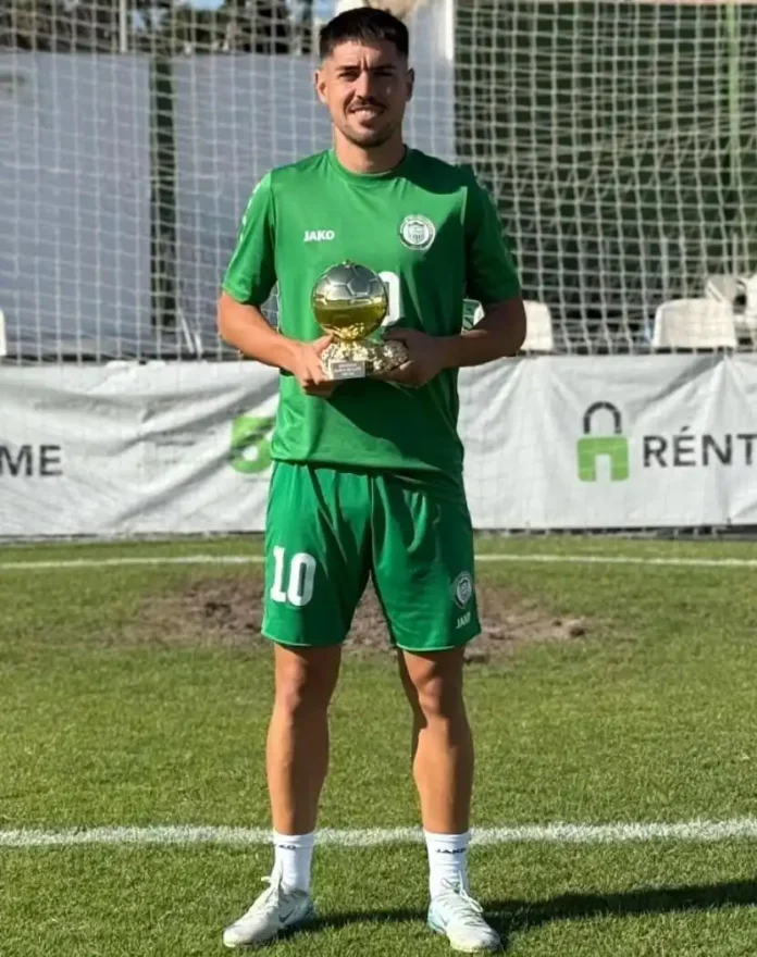 El futbolista alhaurino Fran Castillo gana el balón de oro de 2ª RFEF y ha sido premiado por la Asociación de Futbolistas Españoles.