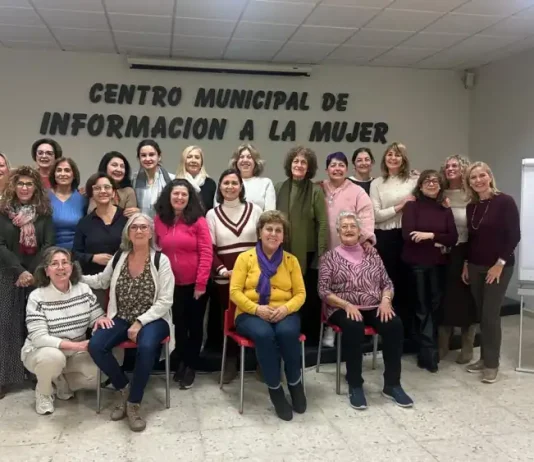 La concejala de Igualdad visita al alumnado del Taller de Mindfulness que se imparte en el CMIM