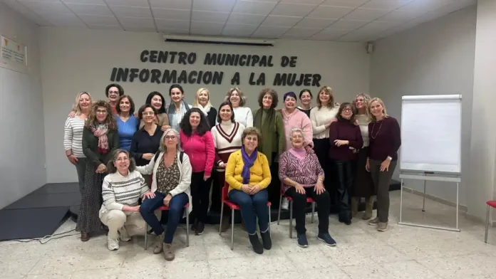 La concejala de Igualdad visita al alumnado del Taller de Mindfulness que se imparte en el CMIM