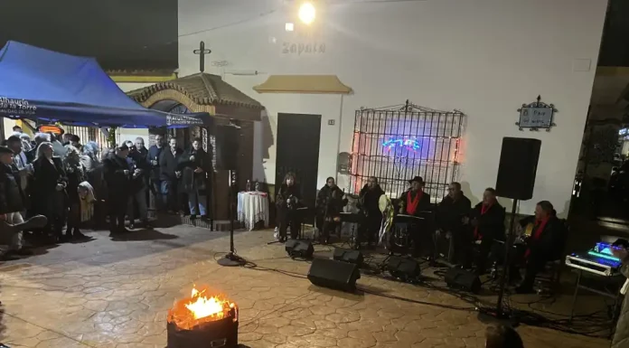 La barriada de Zapata disfruta con su tradicional zambomba navideña