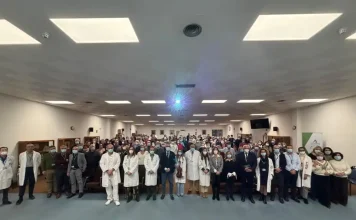 El Hospital Clínico de Málaga homenajea a 130 profesionales jubilados