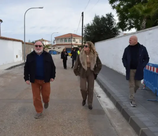 El alcalde visita las obras para la reurbanización de las calles de Platero II