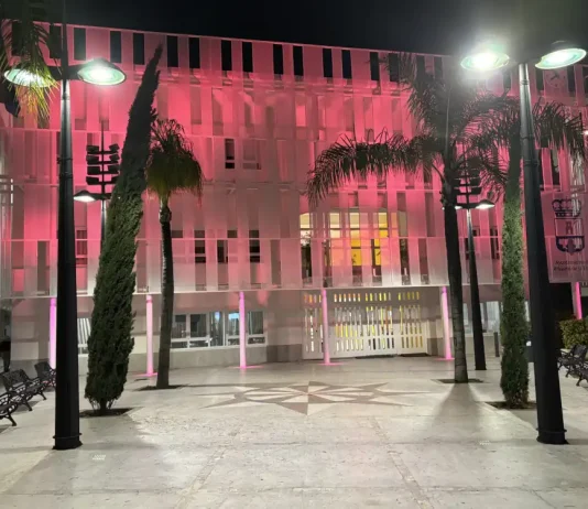 El Ayuntamiento se suma a la campaña ‘Felicidades, Majestad’ iluminando su fachada con los colores del estandarte del Rey Felipe VI