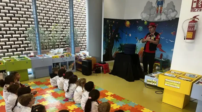 Marco Colorín cautiva a los pequeños de 3 y 4 años del CEIP San Juan en otra actividad de fomento de la lectura