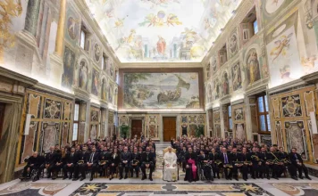 El Papa León XIV recibe a una comitiva de Alhaurín de la Torre por el XX aniversario de la banda de los Moraos