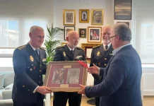 La Pollinica refuerza su vínculo con la Policía Nacional de cara al Domingo de Ramos en Alhaurín de la Torre