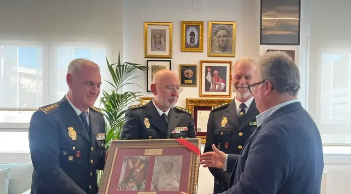 La Pollinica refuerza su vínculo con la Policía Nacional de cara al Domingo de Ramos en Alhaurín de la Torre